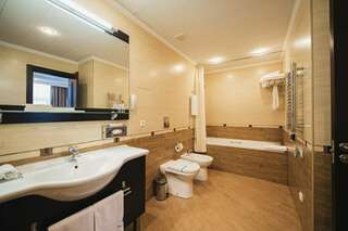 Гостиница Гранд Отель Аквамарин Ру Севастополь Двухкомнатный Люкс/Premier Suite, вид на город-8