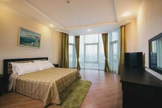 Гостиница Гранд Отель Аквамарин Ру Севастополь Люкс с кухней с видом на город-1