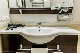 Гостиница Гранд Отель Аквамарин Ру Севастополь Улучшенный Стандарт/Superior King, вид на город-6